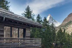 Blick auf die Fassade des Cervo Mountain Resort mit Sicht auf das Matterhorn im Hintergrund