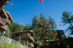 Ballone werden bei einer Hochzeit im CERVO Mountain Resort fliegen gelassen