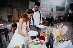 Brautpaar am Buffet bei einer Hochzeit im CERVO Mountain Resort