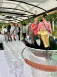 Champagner und Gläser auf der MS Evolutie bei einer Hochzeitsfeier