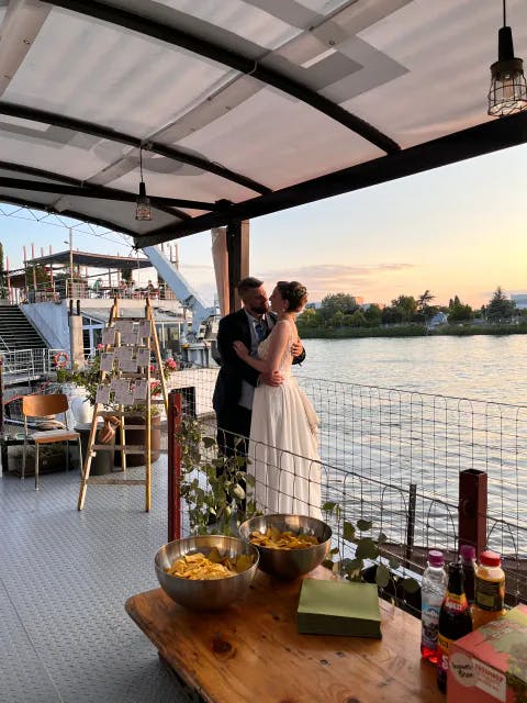 Brautpaar auf der MS Evolutie mit Blick auf den Rhein
