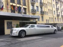 Weisse lange Limousine vor einem Hoteleinang