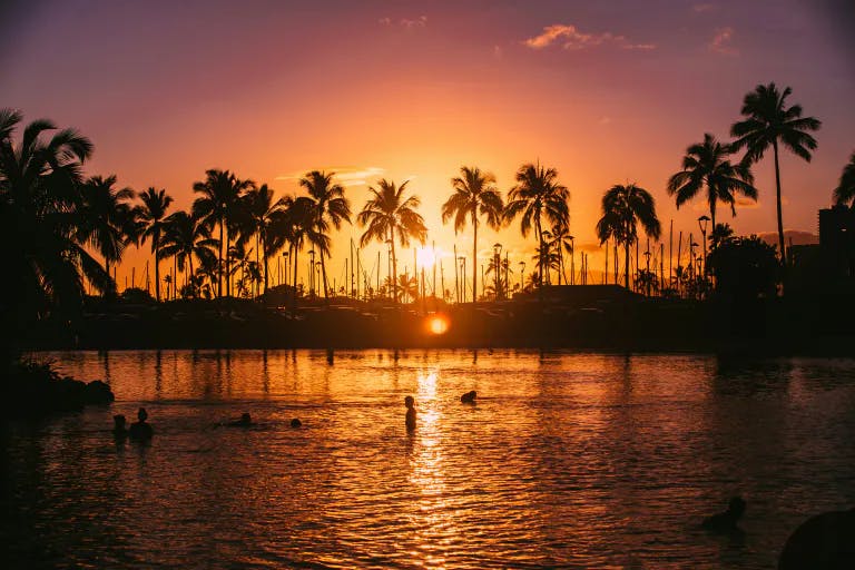 Sonnenuntergang mit Meer in Hawaii