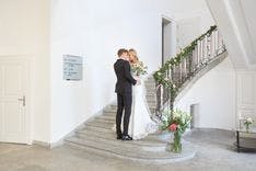 Hochzeitspaar auf Treppe