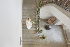 Hochzeitspaar auf Treppe