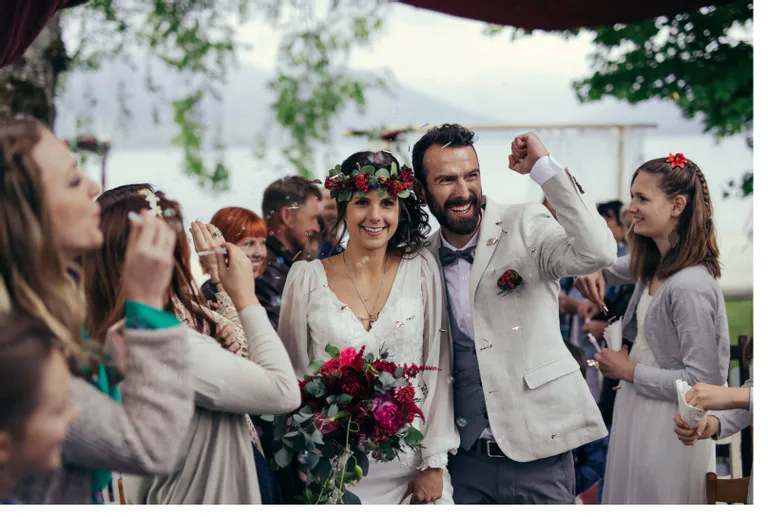 Hochzeitspaar mit Gästen