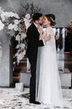 Braut und Bräutigamm küssen sich