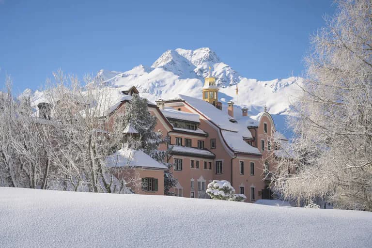 Parkhotel Margna im Winter mit Schnee