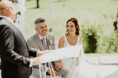 Trauredner führt Zeremonie durch mit Blick zum Brautpaar
