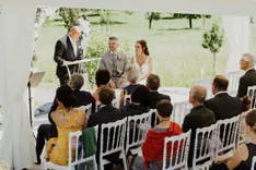 Hochzeit mit Gästen und Trauredner