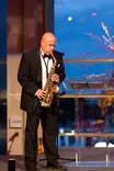 Wedding Man Baron von Sachsen mit Saxophon auf der Bühne