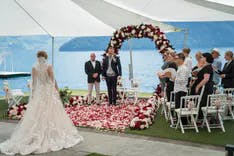 Braut läuft zu Bräutigam für Zeremonie