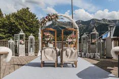 Hochzeitszeremnonie mit Blick auf Berge