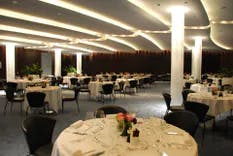 Raum gedeckt fürs Abendessen einer Hochzeit im Dolder in Zürich