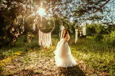 Braut im Garten und Sonne im Hintergrund
