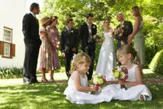 Braut mit Angehörigen im Park vor dem Hochzeit im Gespräch
