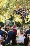 Tina leitet Hochzeitszeremonie in der Natur