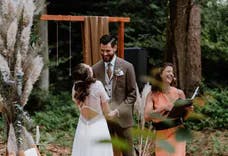 Tina lacht mit Brautpaar bei Hochzeitszeremonie