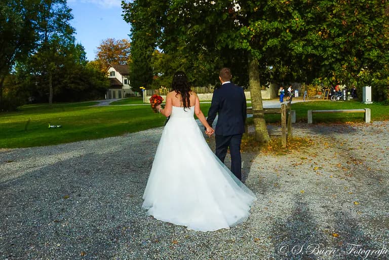 Braut und Bräutigam von hinten