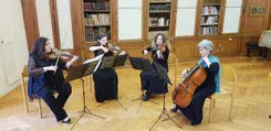 Odeon Quartett mit Instrumenten beim Spielen für ein Hochzeit