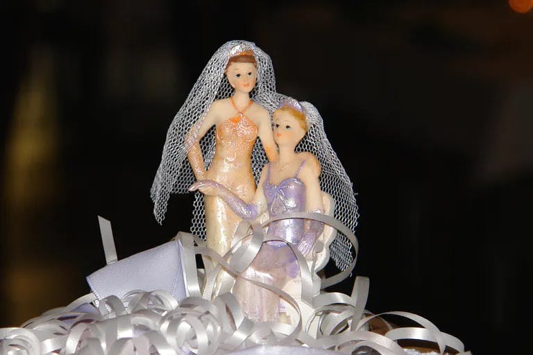 Hochzeitstorte mit zwei Bräuten