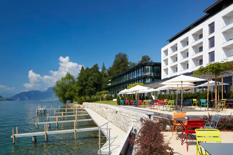 Blick vom See in Richtung Campus Hotel Hertenstein bei schönem Wetter