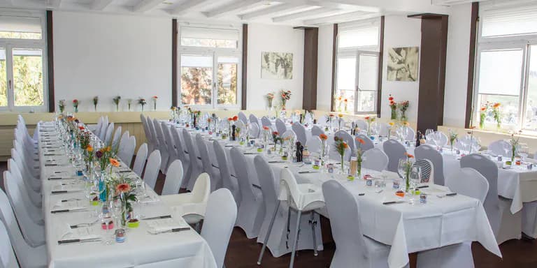 Blick auf den Saal im Winzerhaus mit gedecktem Tisch