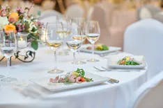 Gedeckter Tisch mit Weisswein bei einem Hochzeit im Steakhouse Bahnhof Grindel 6