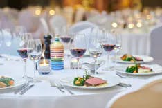 Gedeckter Tischt mit Rindsfilet und Wein beim Hochzeit
