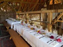 Gedeckter Tisch für Hochzeitsabendessen in einem urchigen Raum
