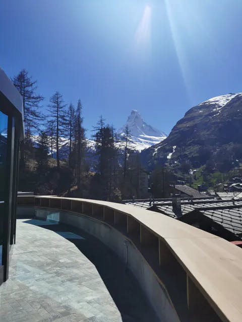 Terrasse im Cervo Mountain Resort mit Blick aufs Matterhorn