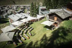 Blick auf den Garten des Cervo Mountain Resorts