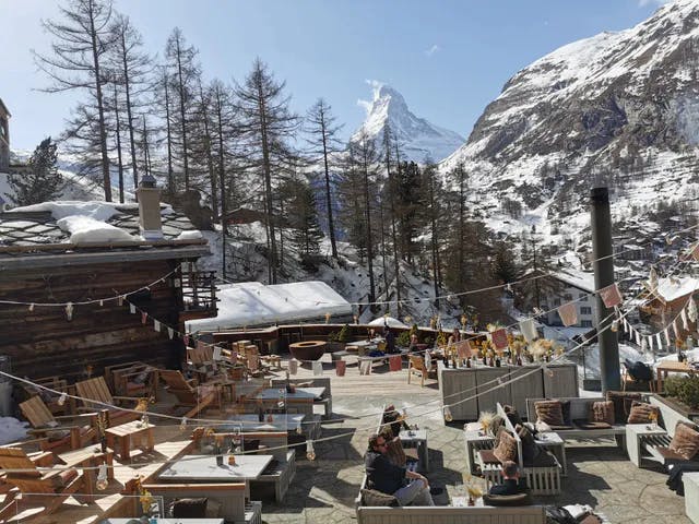 Blick auf das Matterhorn von der Terrasse des Cervo Mountain Resort