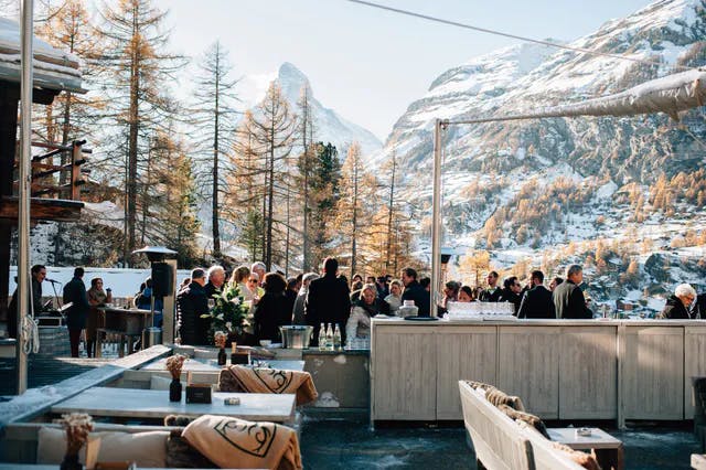 Hochzeitsgesellschaft feiert auf der Terrasse des Cervo Mountain Resort mit Blick auf das Matterhorn