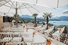Für Hochzeitszeremonie dekorierte Terrasse des Art Deco Hotel Montana Luzern