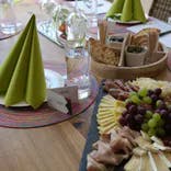 Gedeckter Tischt mit Käse und Fleischplatte bereit für Weindegustation