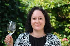 Rebekka Seeger bei der Weindegustation mti Weissweinglas