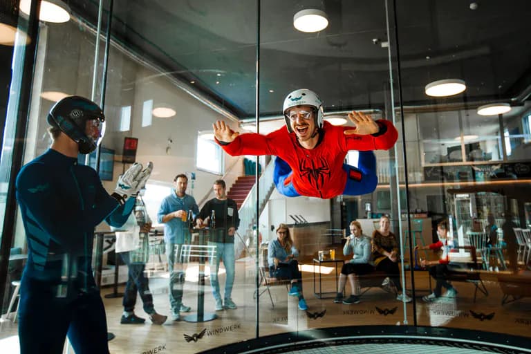 Mann ist am Schweben im Windwerk beim Polterabend