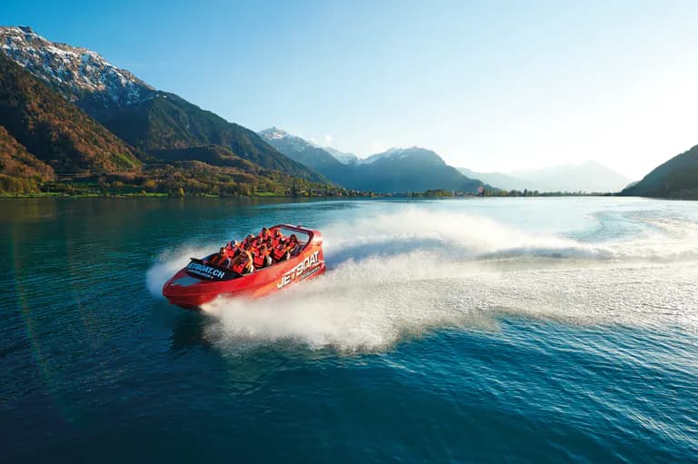 Jetboat Ride in Interlaken als Polterabend Event auf dem Thunersee mit Blick auf das Bergpanorama im Berneroberland