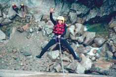 Person beim Canyoning