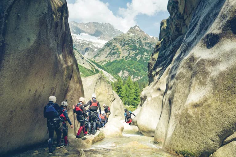 Canyoning Grimsel mit Blick auf die traumhafte Berglandschaft