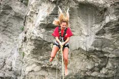 Frau beim Canyon Swing