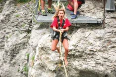 Frau beim Canyon Swing in Interlaken