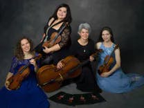 Odeon Quartett im Sitzen mit Instrumenten bei Hochzeitszeremonie