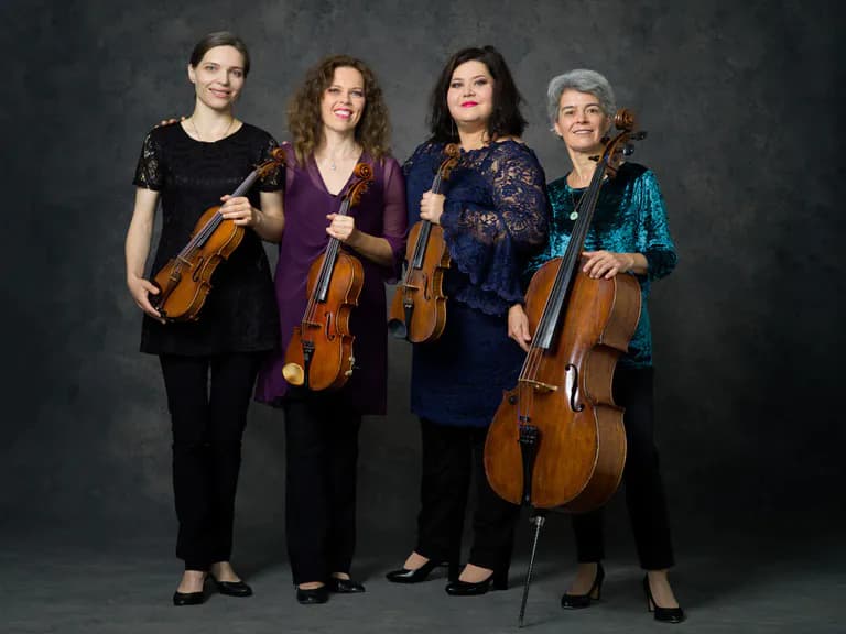 Odeon Quartett im Stehen mit Instrumenten bei Hochzeitszeremonie