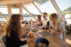 Gruppe beim Fajita Essen auf dem Fajitaschiff von Lake Lucerne