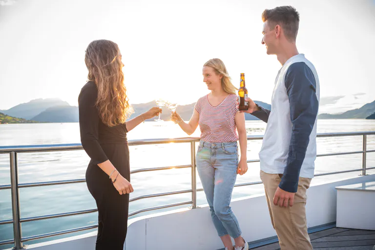 Gruppe mit Drinks auf dem Fajitaschiff mit Blick auf den Vierwaldstättersee