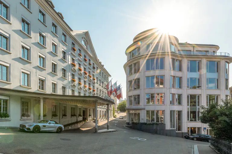 Hotel Einstein St.Gallen von aussen mit der Sonne im Hintergrund 