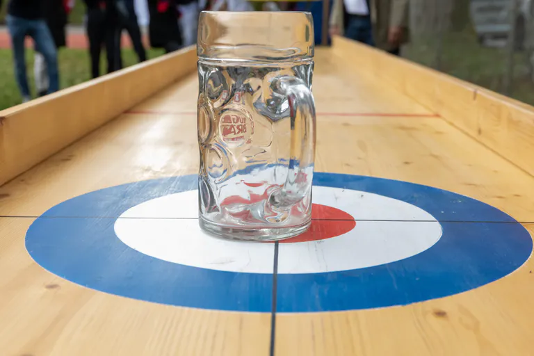 Bierhumpen-Curling beim Polterabend