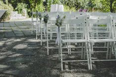 Stühle für die Hochzeitszeremonie 